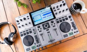 DENON DJ Prime Go + | アマゾンミュージックなどサブスク音楽配信に対応しパソコン不要＆バッテリー駆動で持ち運びも便利なポータブルDJシステム