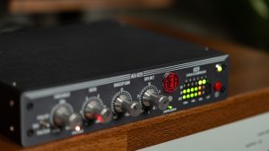 AEA 1029 | 卓越した明瞭性と洗練された圧縮性能を両立した小型ステレオVCAコンプレッサー