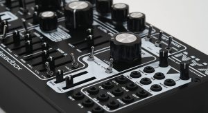 Dreadbox Nyx Reissue | Nyx V1 を忠実に再現するコンパクトなセミモジュラーシンセ