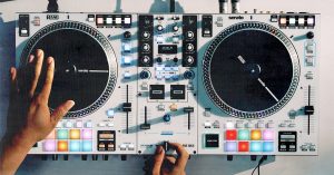 Rane ONE MKII | Stemsコントロールと29種の内蔵FXを搭載したモーター駆動式DJコントローラー