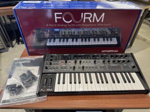 Sequential Fourm 実機レビュー！お値打かつ本格的なアナログシンセ！