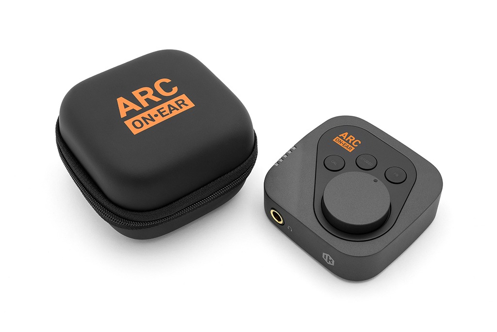 IK Multimedia ARC ON•EAR | ヘッドフォンの音響補正、バーチャル・モニタリングを可能にするDAC内蔵ポータブル・ヘッドフォン・アンプ