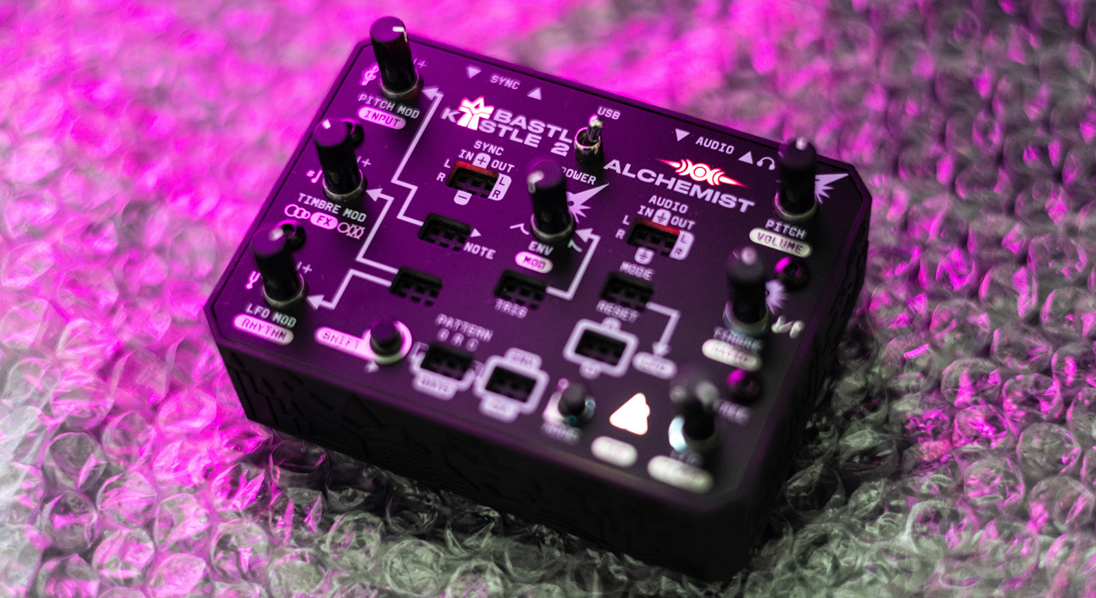 Bastl KASTLE 2 ALCHEMIST | 5つのシンセモードとMIDI対応の手のひらモジュラーシンセ Bastl KASTLE 2 ALCHEMIST | 5つのシンセモードとMIDI対応の手のひらモジュラーシンセ