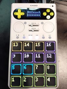 Casio がコンパクトなサンプラー＆シーケンサーをNAMM SHOW 2026で公開！