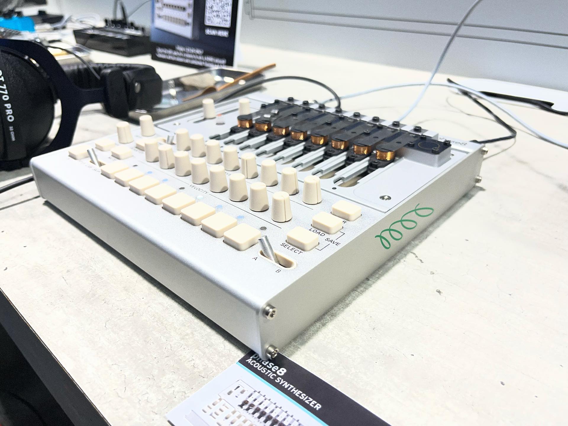 Korg Phase8 | レゾネーター（共鳴体）を叩いたり振動させて音を