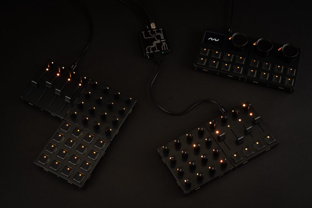 Intech Studio Grid Modular Controllers | マグネットで合体する
