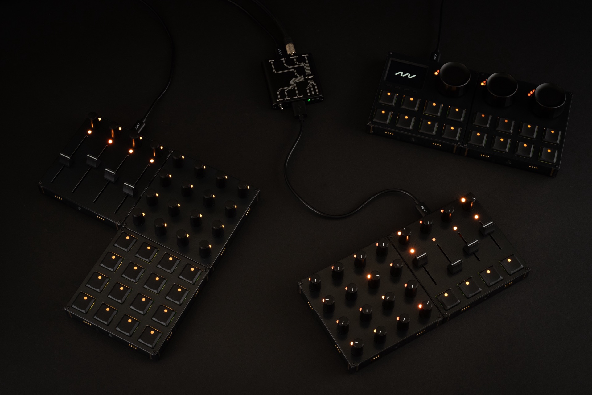 Intech Studio Grid Modular Controllers | マグネットで合体する「Grid」コントローラーが登場！音楽・映像制作を加速させる革新的な操作感