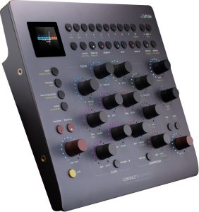 Softube Console 1 Compact | Console 1 Channel Mk IIIのすべてのセクションを、使いやすい2つの階層にまとめたハーフ・サイズ設計のミキシング・コントローラー