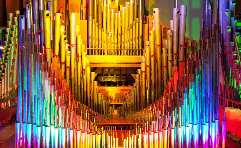 800px-The_Mighty_Wurlitzer_theatre_organ_pipes_with_color_light_1,_Nethercutt_Collection