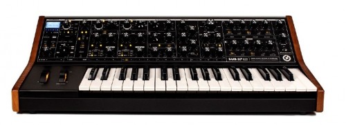 2ノート・パラフォニック・アナログ・シンセサイザーの限定バージョンMoog SUB 37 Tribute Edition