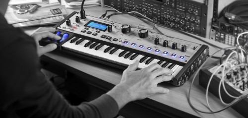 ジョルジオ・モロダーと Novation がコラボしたシンセ MoroderNOVA