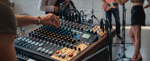 TASCAM Model 16 | オーディオ・インターフェース機能付きの16 トラックレコーディングミキサー