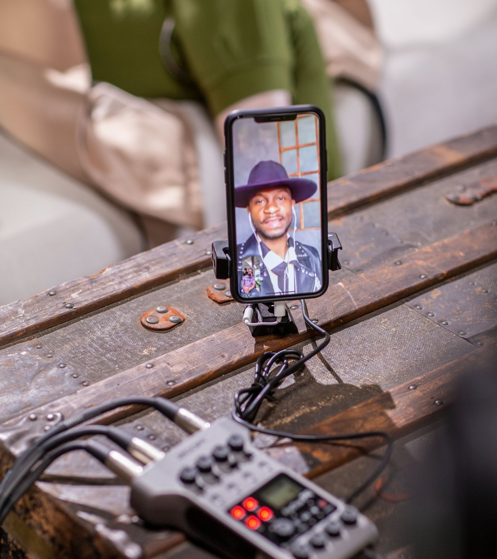 ZOOM PodTrak P4｜ポッドキャストや収録に最適な多機能レコーダー PodTrak P4 Podcast Recorder | Buy Now | ZOOM