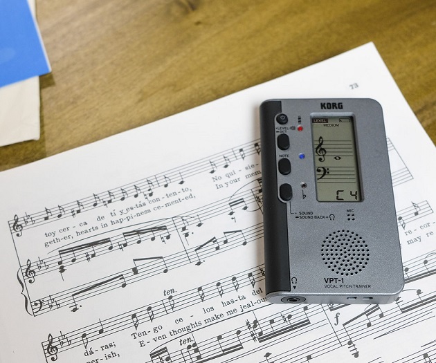 自宅で歌の練習に最適なグッズ！自分の音程を確認して合わせるボーカルチューナー