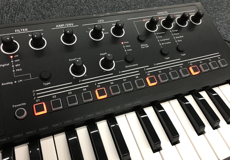 ミニシンセ JD-Xi がマットブラックに！？オーバーレイシートが付属