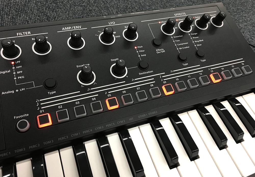 ミニシンセ JD-Xi がマットブラックに！？オーバーレイシートが付属