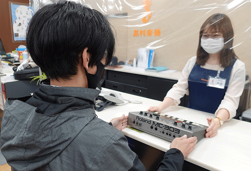 店舗買取手順2は品物を持参し店舗に来店