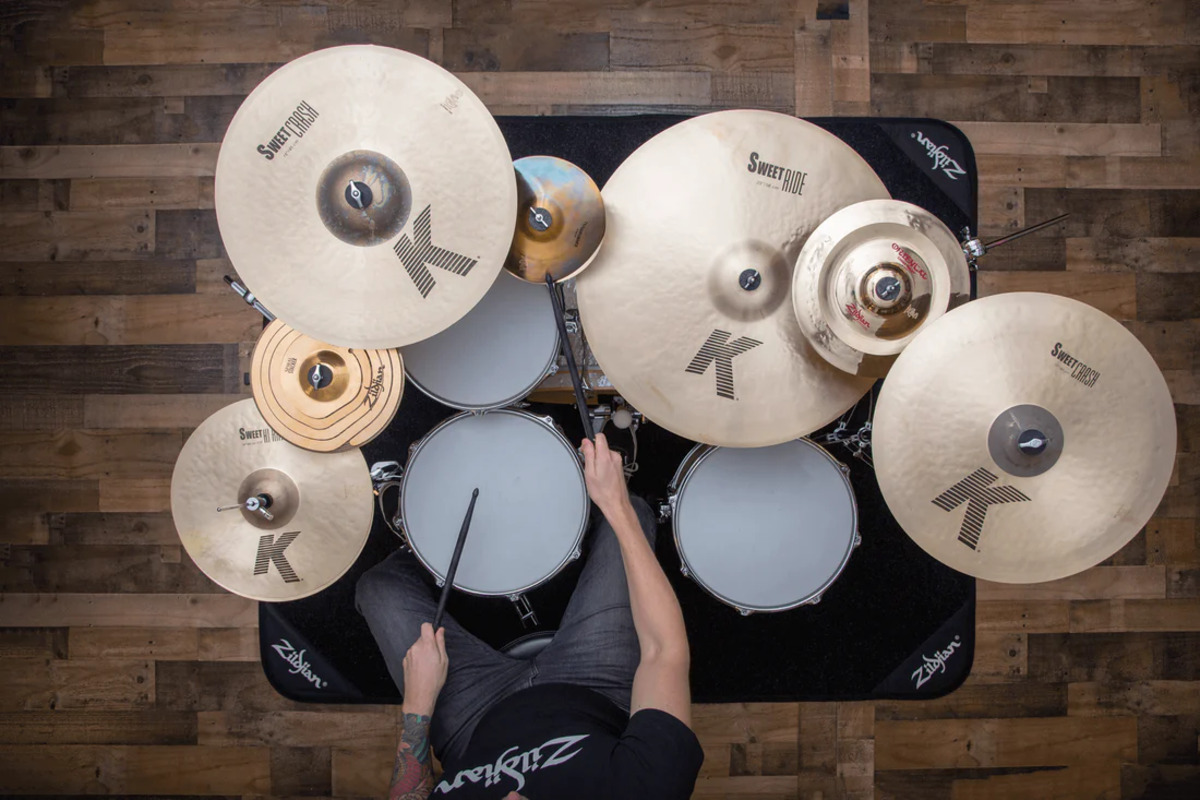 重厚なサポート力と美しい外観を両立：Zildjian Deluxe Drum Rug登場