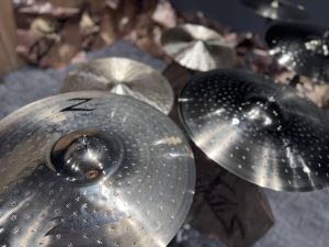 【Zildjianシンバル選定】優等生からクセ強まで！ドラム担当が「最高の1枚」を選ぶ！