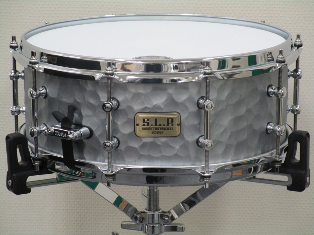 【徹底検証】 多彩なキャラクターのスネアを次々を出し続ける TAMA の「 S.L.P. シリーズ」。新たに加わった3モデルを検証！