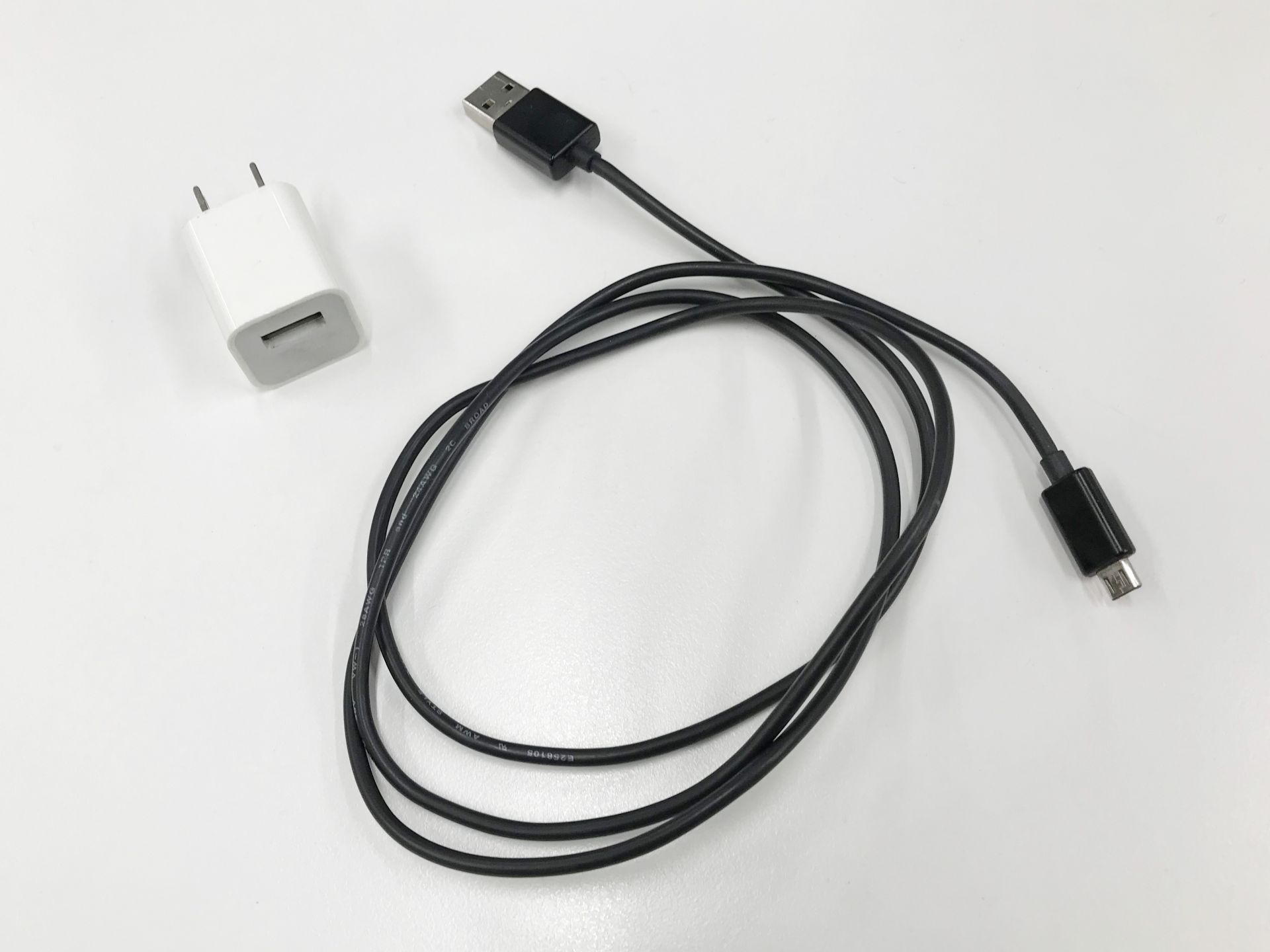 5W USB電源アダプタとMicroUSBケーブル