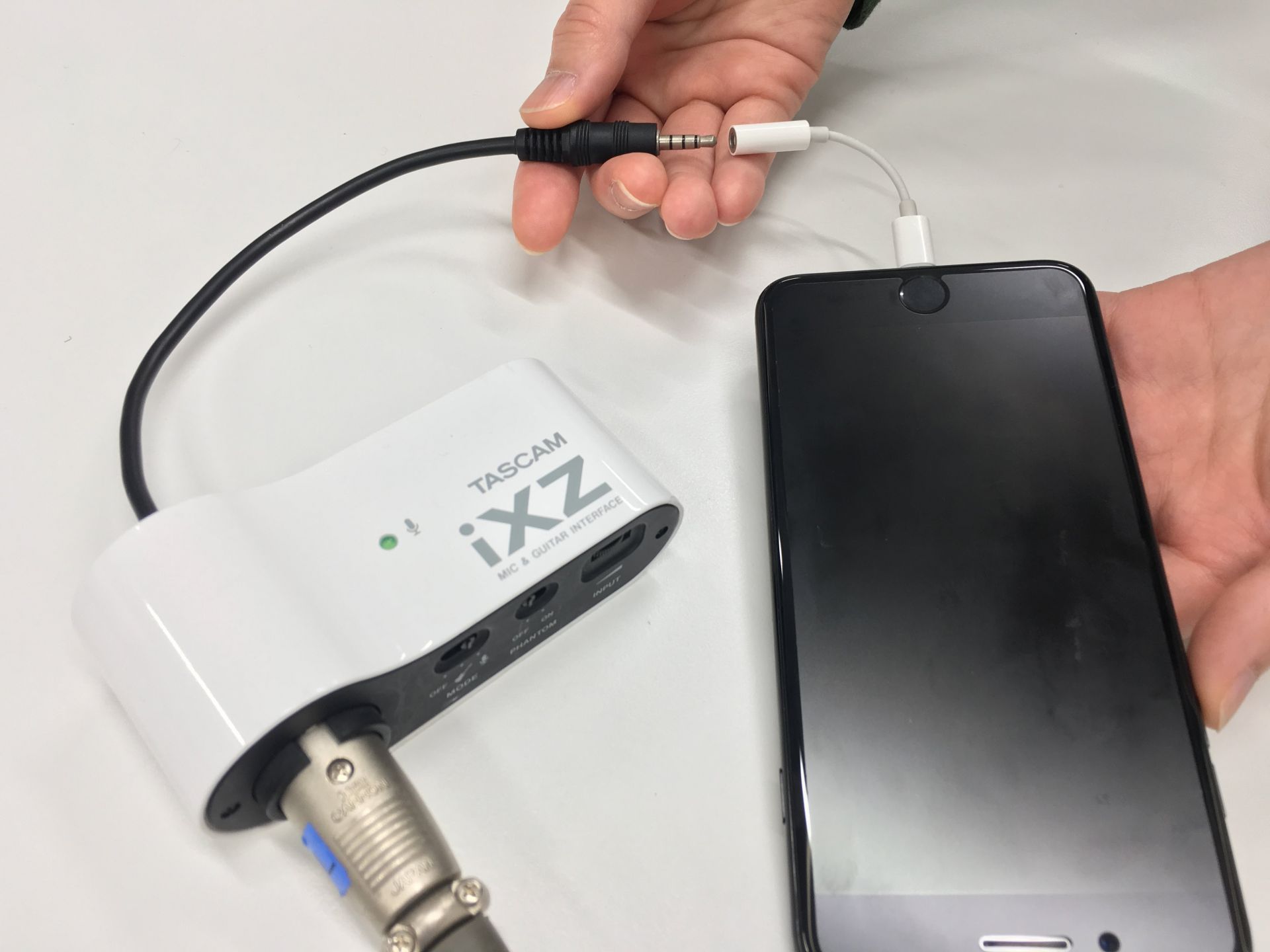 変換コネクタを経由して、iXZとiPhoneをつなぐ