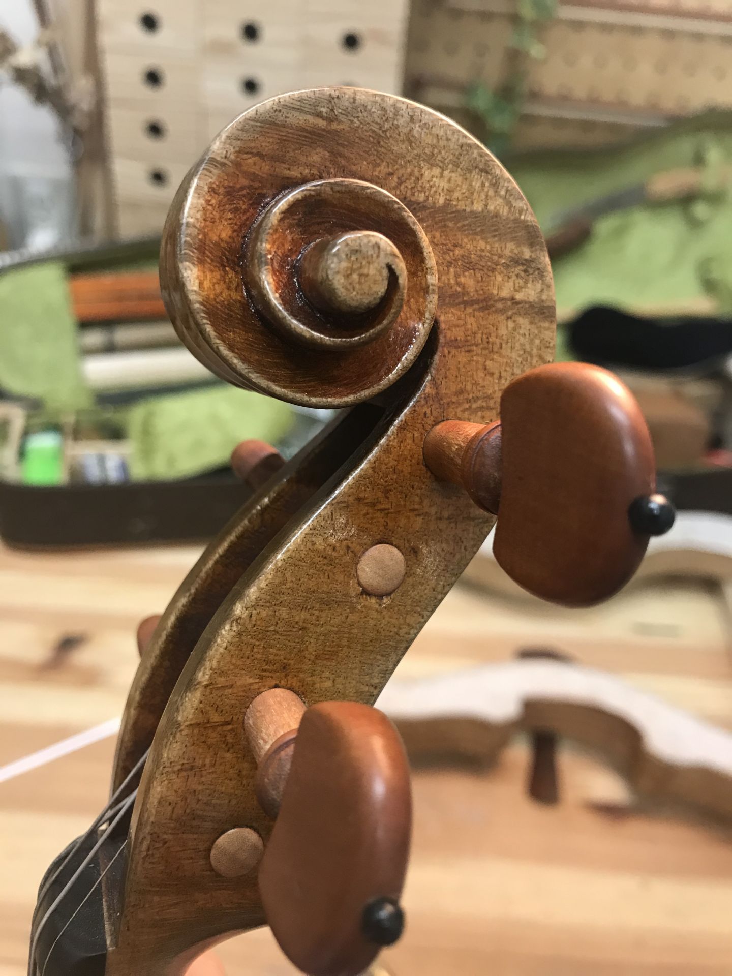 ペグボックス割れ修理 ～ピン打ち補修～ 【弦楽器工房ブログ